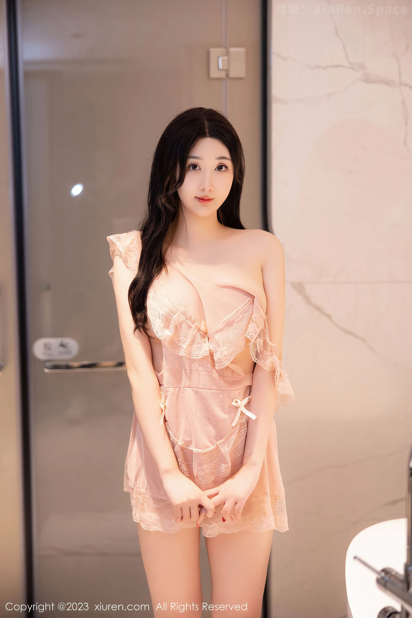 图片[2]-[XiuRen秀人网]2023.02.08 VOL.6232 媛媛酱belle 紧身透视OL制服与红色内衣加黑丝美腿性感私房写真集-秀人网官方网站